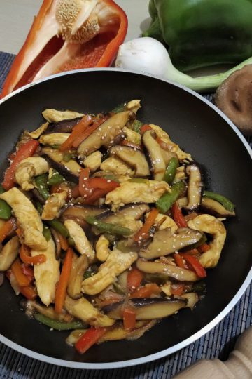 Wok de pollo y verduras salteadas