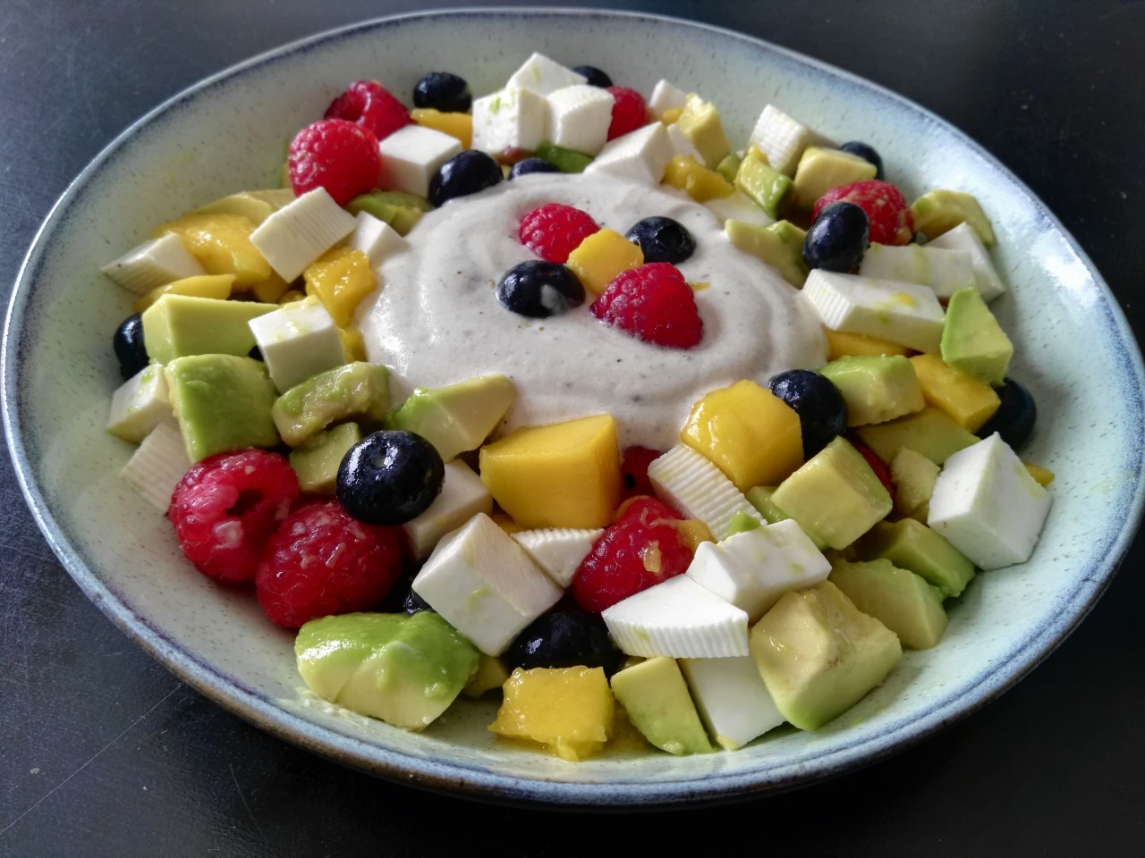 Fruta Fresca con Aderezo de Canela y Yogurt