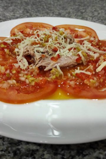 Carpaccio de tomate y atún con vinagreta