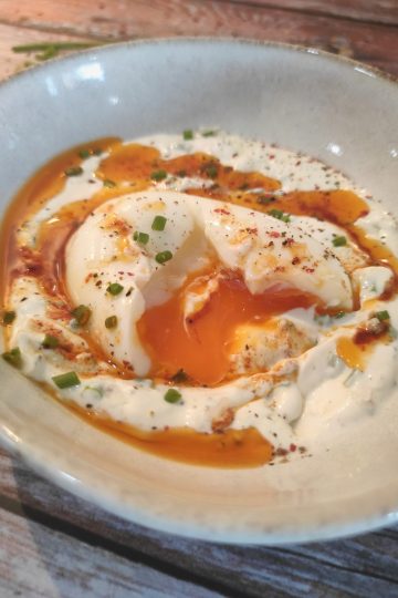 huevos turcos con yogur griego