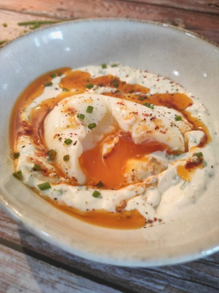 Huevos turcos con yogur