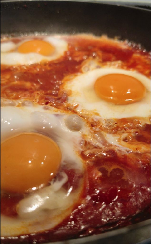 huevos escalfados en salsa de tomate